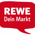 Rote Sprechblase mit der Aufschrift REWE Dein Markt in fetten weißen Buchstaben, die das Logo der deutschen Supermarktkette REWE darstellt.