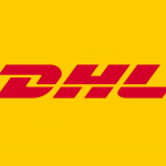 Das DHL-Logo in fetten roten Buchstaben mit drei horizontalen Streifen auf jeder Seite, vor einem leuchtend gelben Hintergrund.