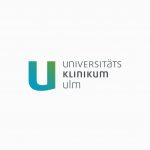 Logo des Universitätsklinikums Ulm mit einem stilisierten blauen und grünen U auf der linken Seite und dem Text Universitäts Klinikum Ulm in Grau und Blau auf der rechten Seite auf weißem Hintergrund.